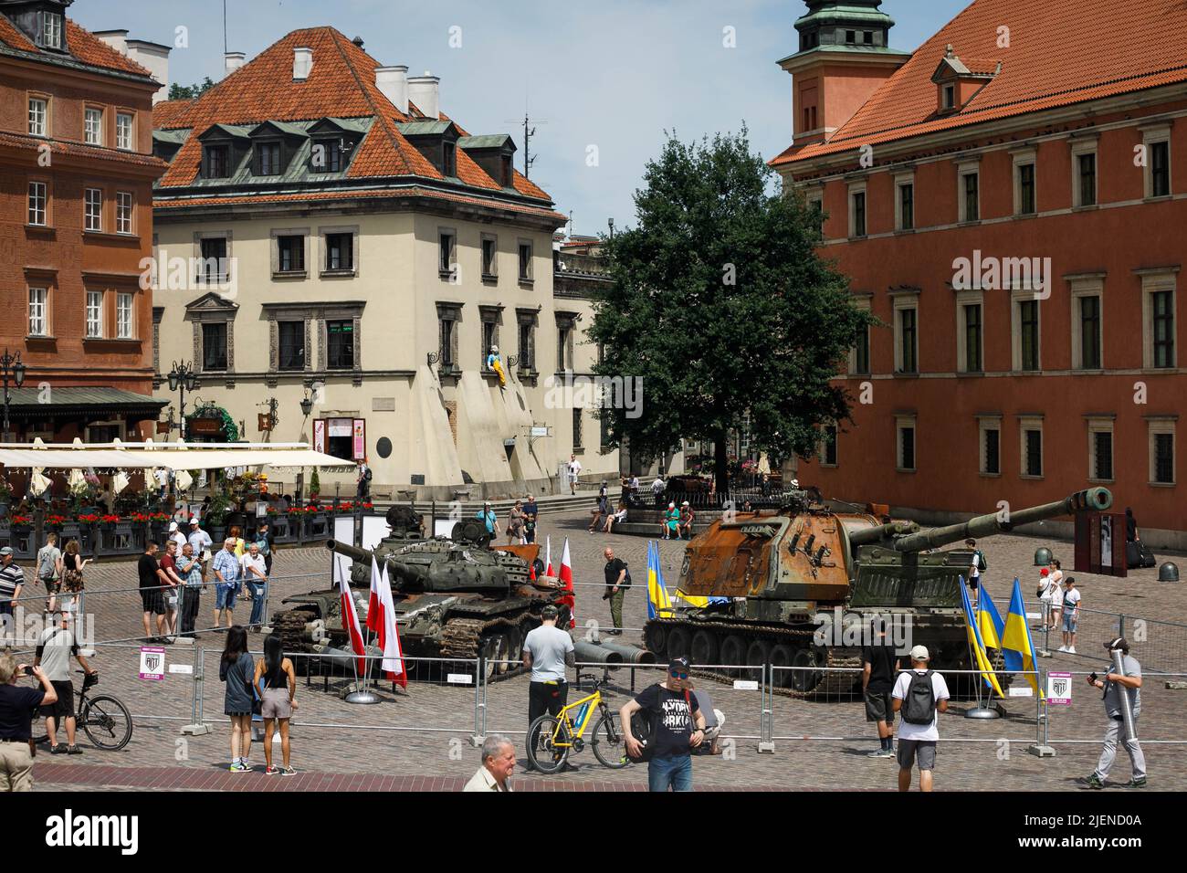 La gente guarda le attrezzature militari russe distrutte nel centro della città vecchia di Varsavia. La mostra di attrezzature russe distrutte durante la guerra in Ucraina si è aperta alla Piazza del Castello nel centro di Varsavia. Varsavia è diventata la prima capitale europea ad invitare la mostra organizzata dalla Cancelleria del primo Ministro dalla parte polacca e dal Ministero della difesa dell'Ucraina dalla parte Ucraina. I visitatori possono vedere il serbatoio T-72-B e il sistema di artiglieria semovente Howitzer 2S19 Msta-S, nonché campioni di conchiglie. (Foto di Volha Shukaila/SOPA Images/Sipa USA) Foto Stock