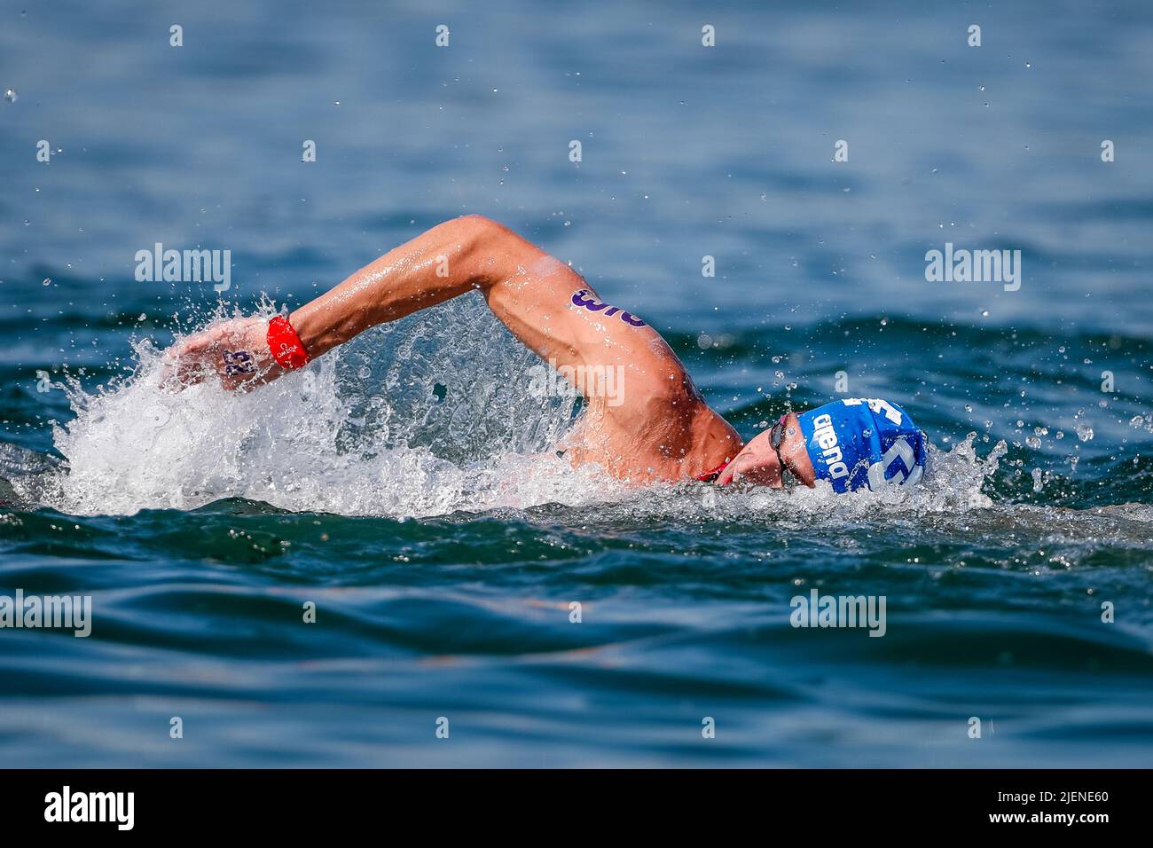 BUDAPEST, UNGHERIA - GIUGNO 27: Athanasios Kynigakis di Grecia in competizione con l'evento di nuoto in acqua aperta maschile del 5km durante il Campionato Mondiale d'Acquatica FINA al Lago Lupa il 27 giugno 2022 a Budapest, Ungheria (Foto di Nikola Krstic/Orange Pictures) Foto Stock