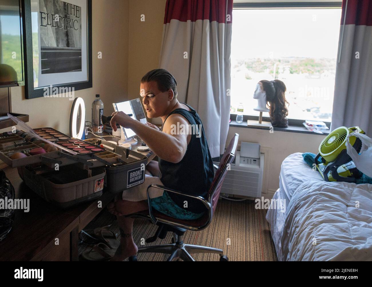 Scranton, Pennsylvania, Stati Uniti. 25th giugno 2022. L'artista di trascinamento Eileen o'Brennan sceglie il trucco per un pageant. (Credit Image: © Aimee Dilger/SOPA Images via ZUMA Press Wire) Foto Stock