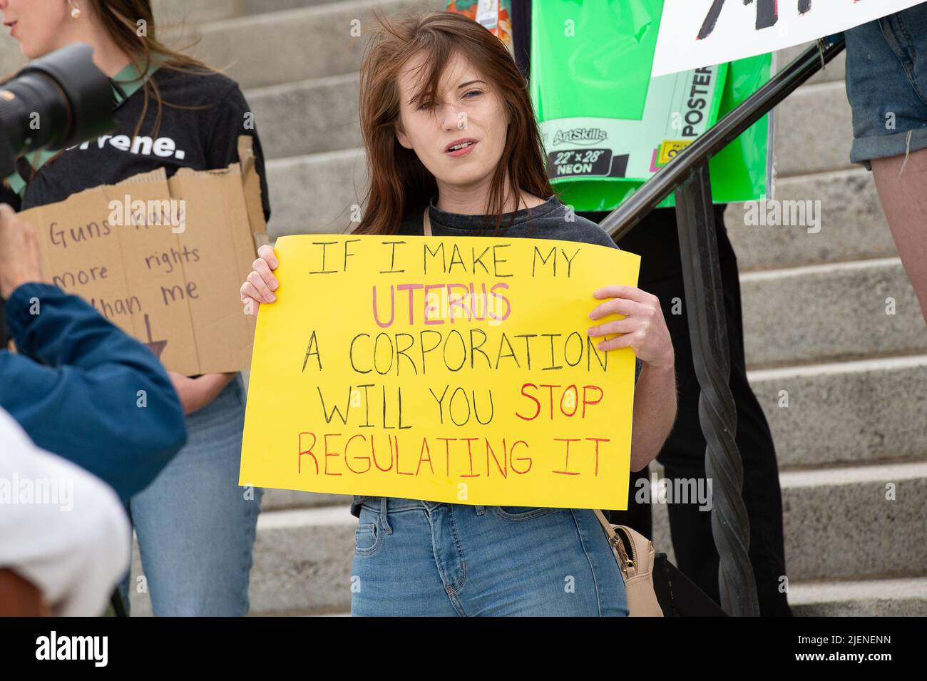 Helena, Montana - 24 giugno 2022: Donne che hanno segni di smettere di regolare utero, armi hanno più diritti, Montana stato capitol womens protesta contro su Foto Stock