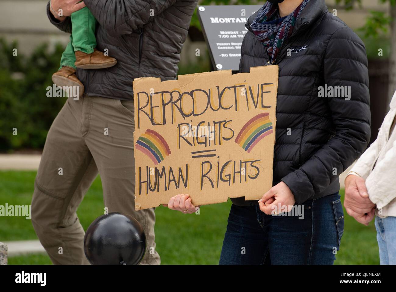 Helena, Montana - 24 giugno 2022: Le donne che detengono diritti riproduttivi sono un segno di diritto umano al campidoglio dello Stato per protestare contro il guado DI SCOTO Foto Stock