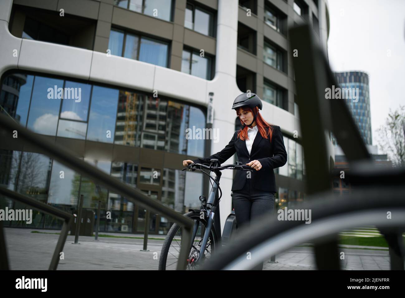 Ritratto di donna d'affari commuter sul modo di lavorare con moto sostenibile stile di vita concetto. Foto Stock