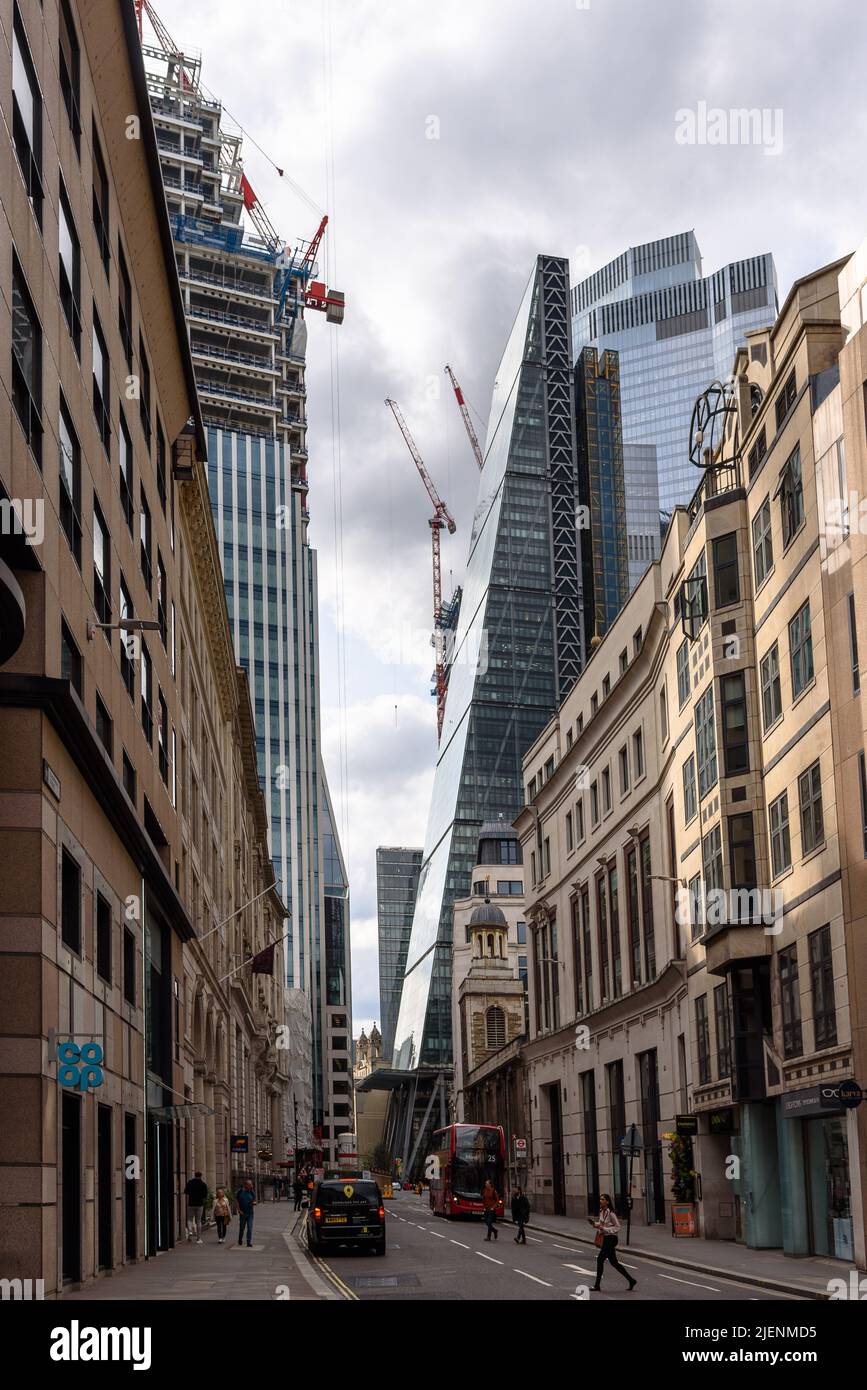 Il grattacielo Cheesegrater di Londra visto da Leadenhall Street Foto Stock
