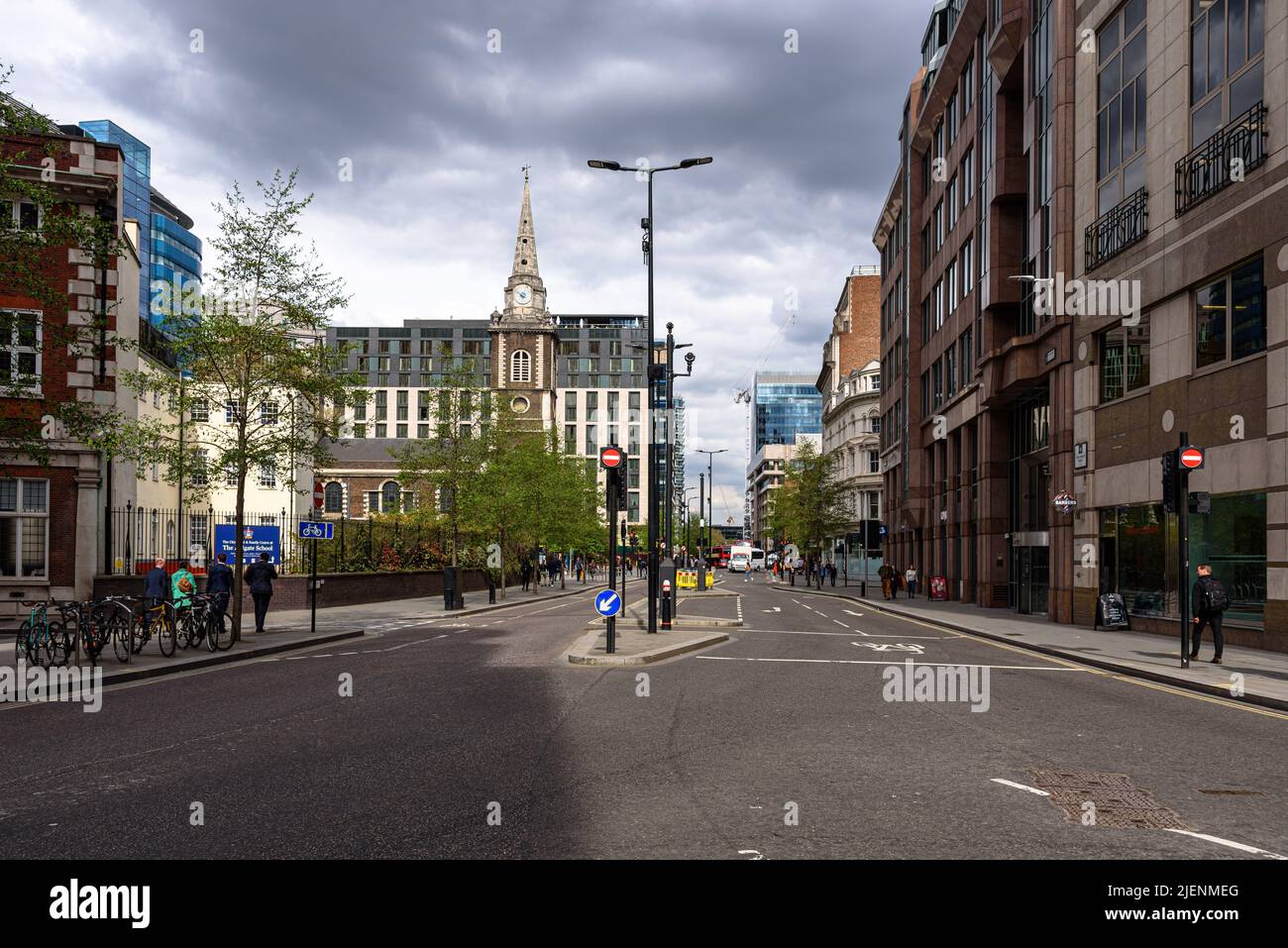 Aldgate High Street nella città di Londra in un giorno di primavera Foto Stock