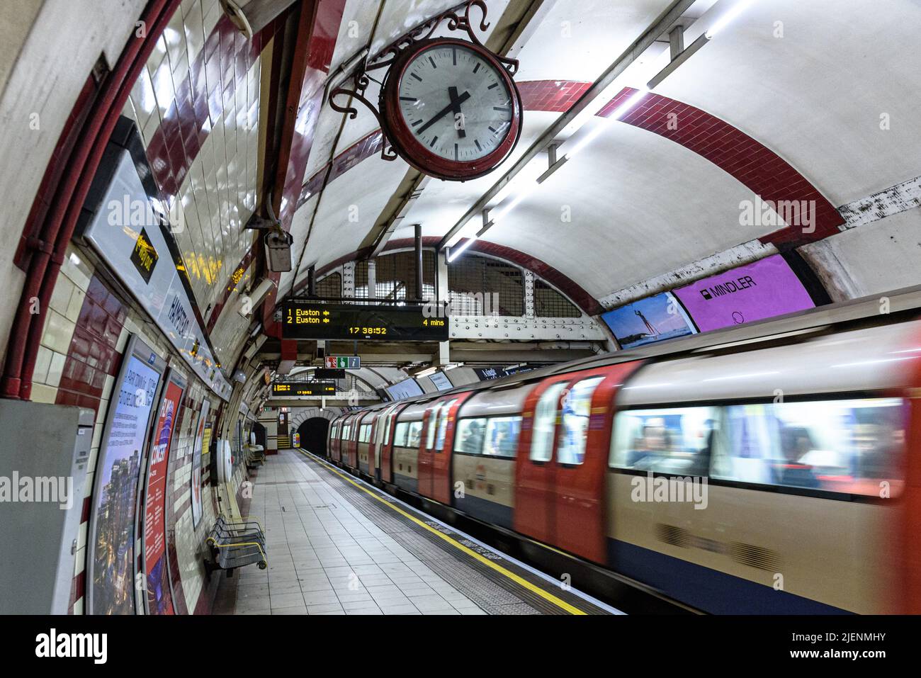 Un treno della Northern Line che lascia la stazione della metropolitana di Hampstead Foto Stock