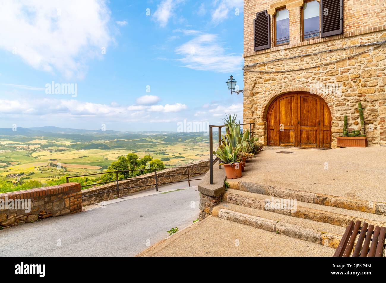 Vista sulle colline e la campagna della Toscana dal borgo medievale di Volterra, Italia. Foto Stock