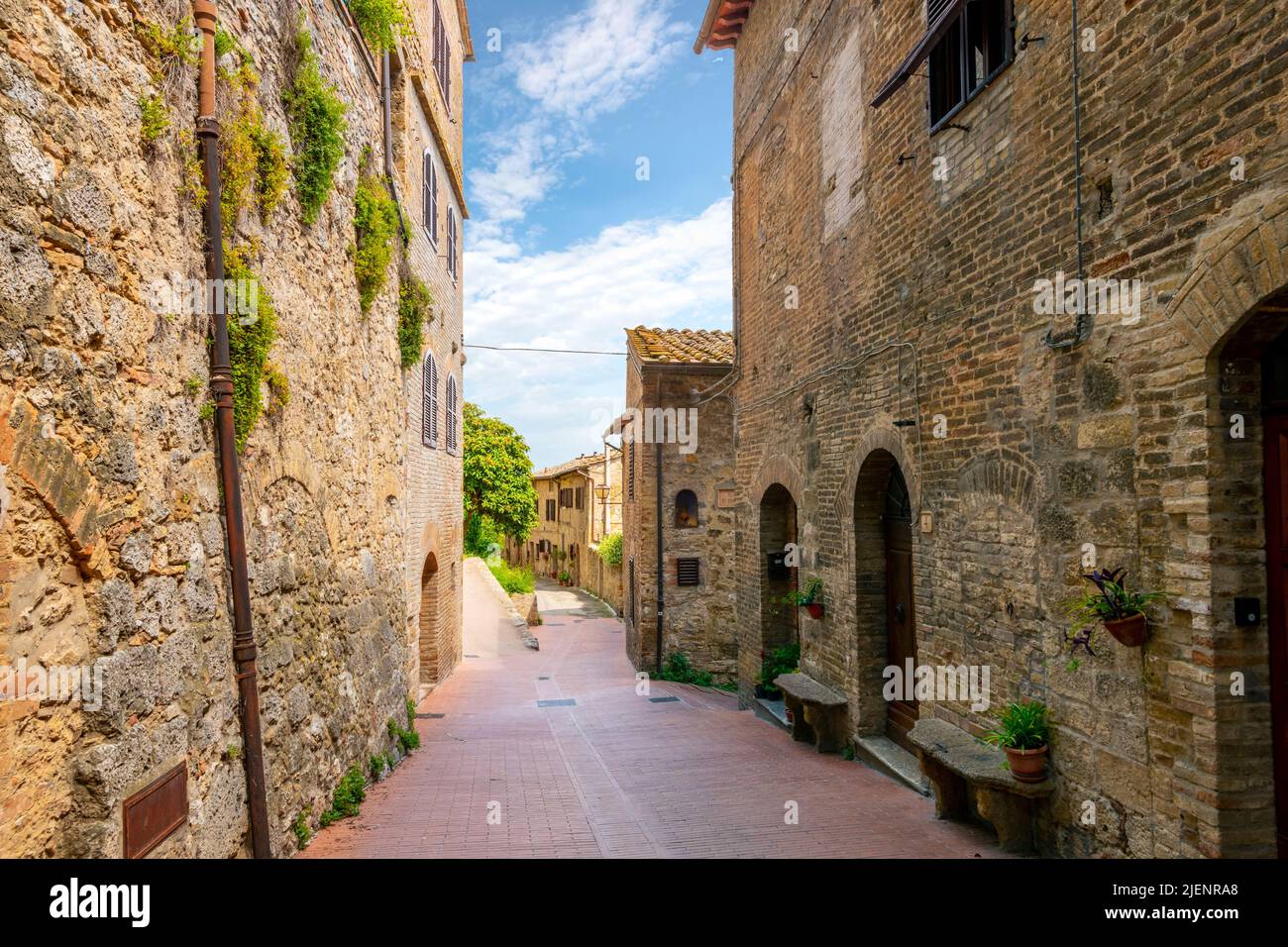 Vicoli e stradine all'interno delle mura della cittadina medievale di San Gimignano, in Toscana. Foto Stock