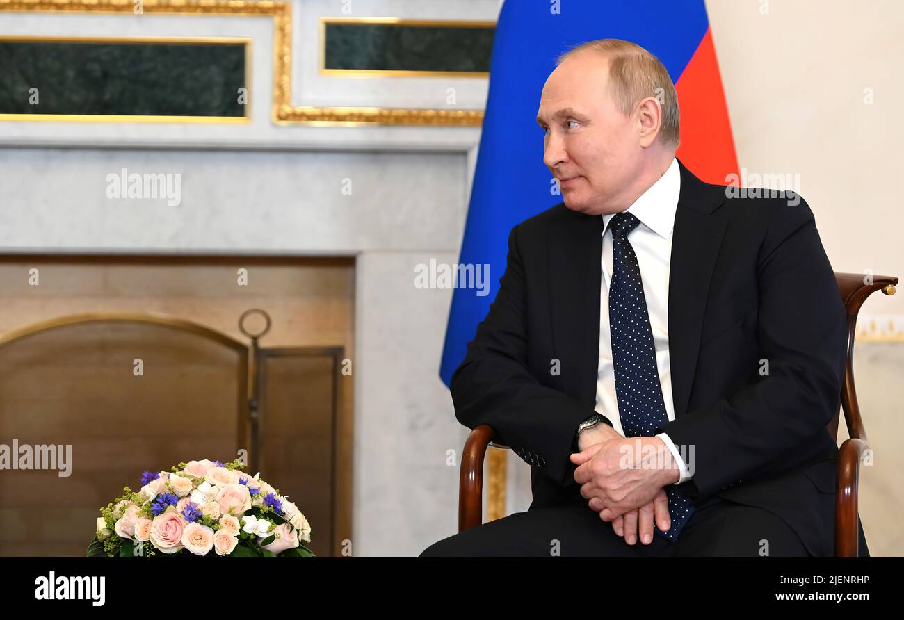 Il presidente russo Vladimir Putin incontra il presidente bielorusso Alexander Lukashenko al Palazzo di Costantino, dove discutono dell'uso e dell'armamento di testate nucleari e convenzionali su aerei Belarus su-35. Foto Stock