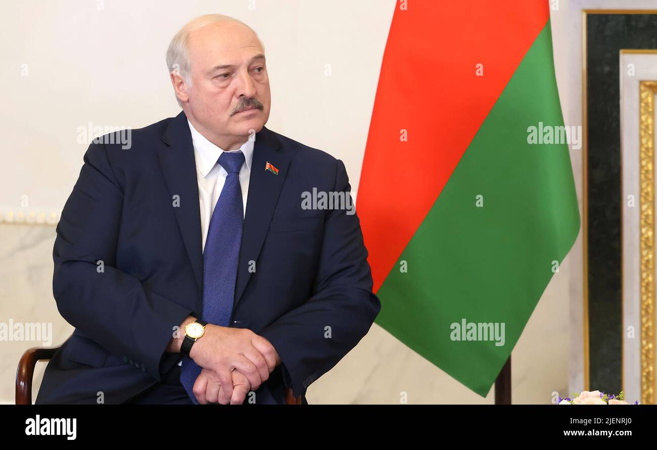 Il presidente russo Vladimir Putin incontra il presidente bielorusso Alexander Lukashenko al Palazzo di Costantino, dove discutono dell'uso e dell'armamento di testate nucleari e convenzionali su aerei Belarus su-35. Foto Stock