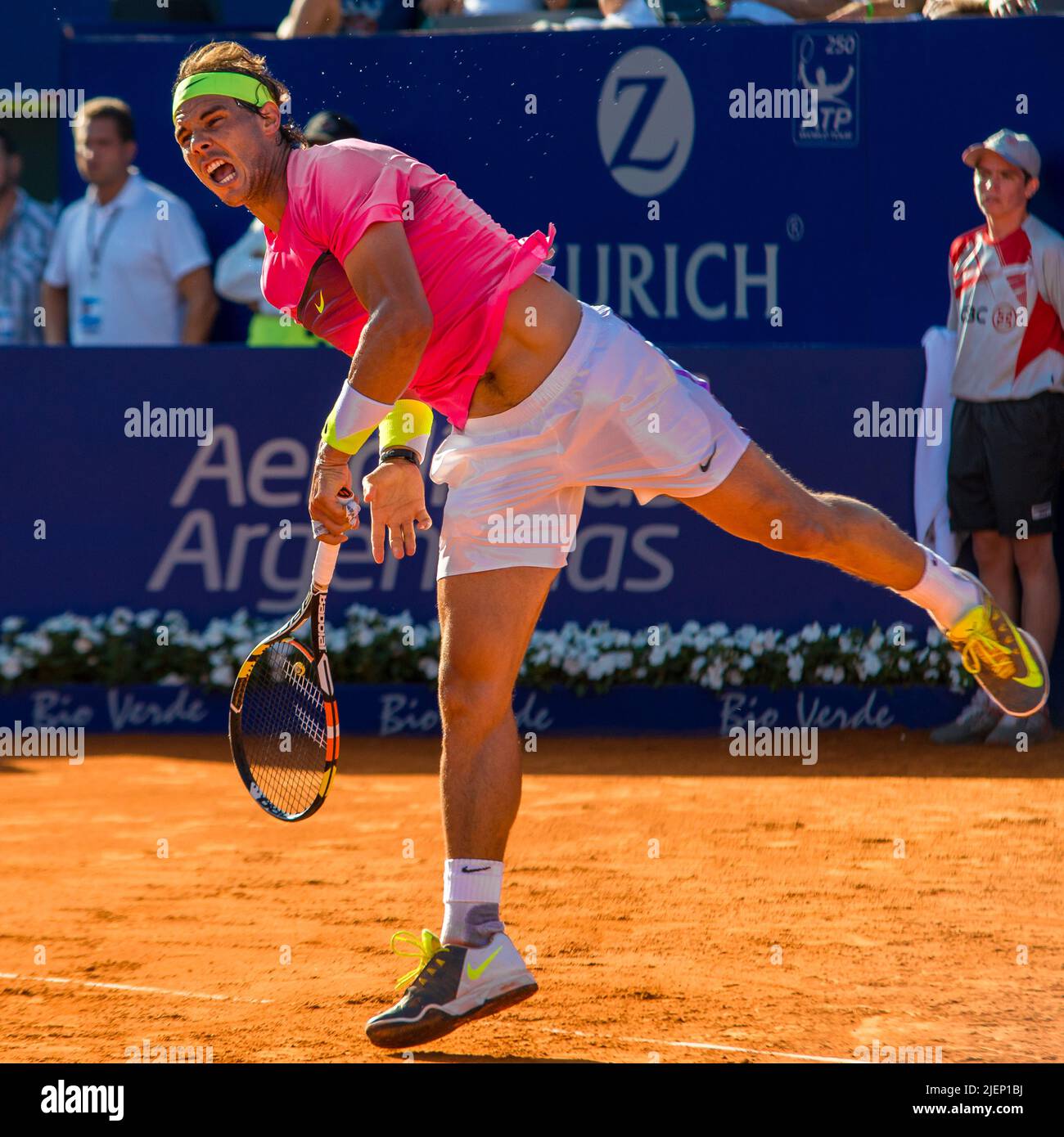 Rafael Nadal serve su argilla al Buenos Aires Lawn Tennis. Foto Stock