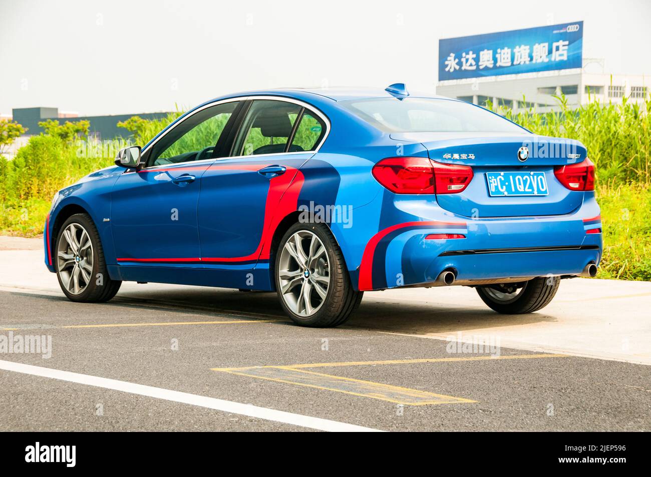 Solo Cina BMW Serie 1 berlina visto dal lato posteriore. Foto Stock