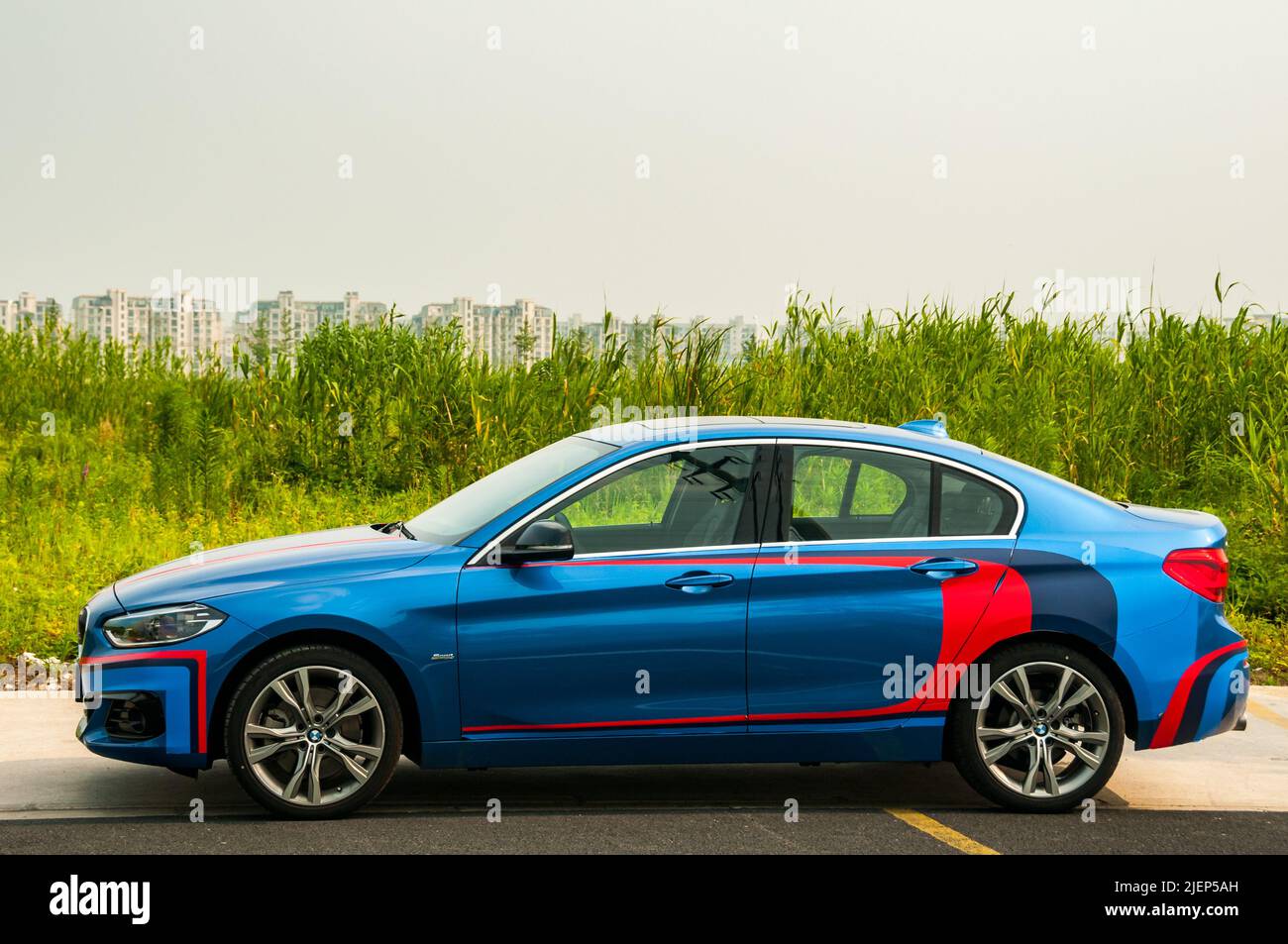 Solo Cina BMW Serie 1 berlina visto dal lato. Foto Stock