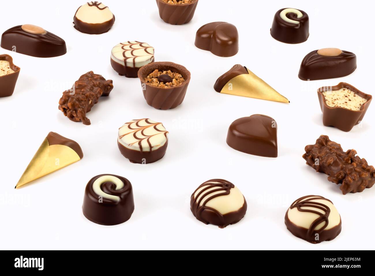 Collezione di deliziose praline al cioccolato isolate su sfondo luminoso. Vista ravvicinata. Foto Stock