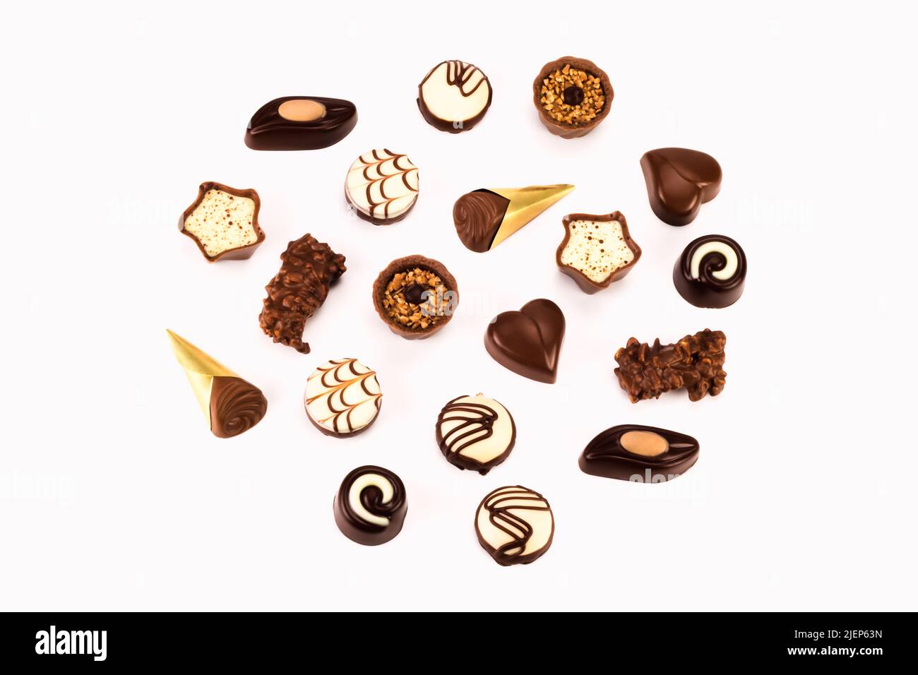 Collezione di caramelle al cioccolato. Vista dall'alto di varie praline di cioccolato isolate su sfondo luminoso. Foto Stock