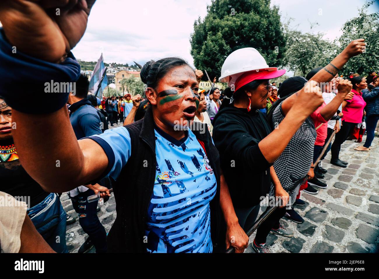 Quito, Ecuador. 27th giugno 2022. I manifestanti indigeni protestano nei pressi della Basilica del Vato Nacional, dove stanno partecipando a un dialogo con il governo dopo quasi due settimane di proteste talvolta violente. I funzionari del governo e l’organizzazione indigena che guida le proteste in corso si incontrano per trovare possibili soluzioni che potrebbero portare alla fine dello sciopero. Credit: Rafael Rodríguez/dpa/Alamy Live News Foto Stock