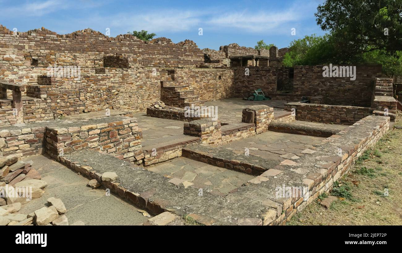 Muri caduti del complesso Survaya ki Garhi, Morena, Madhya Pradesh, India. Foto Stock