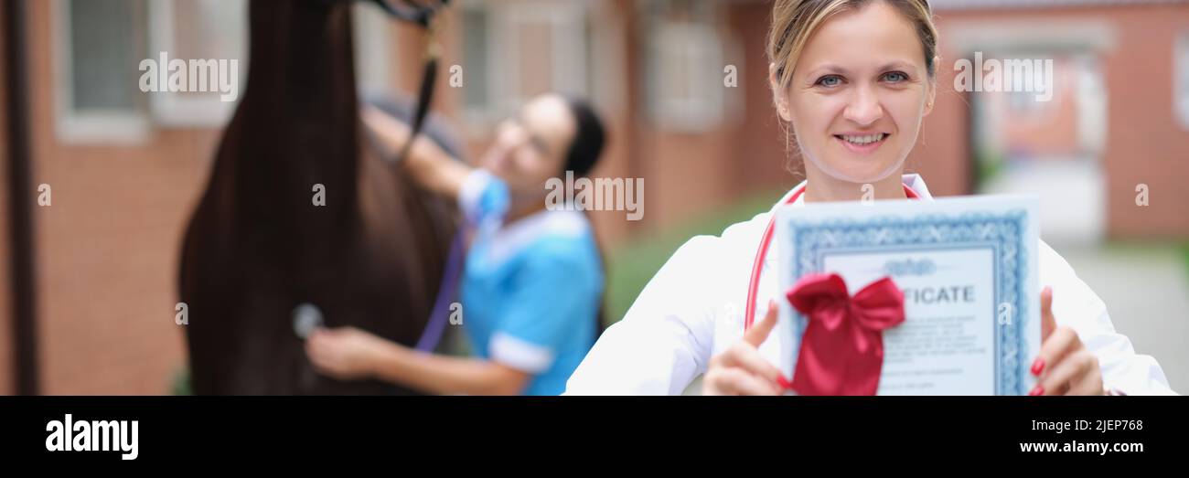 Veterinario mostra il certificato del cavallo Foto Stock