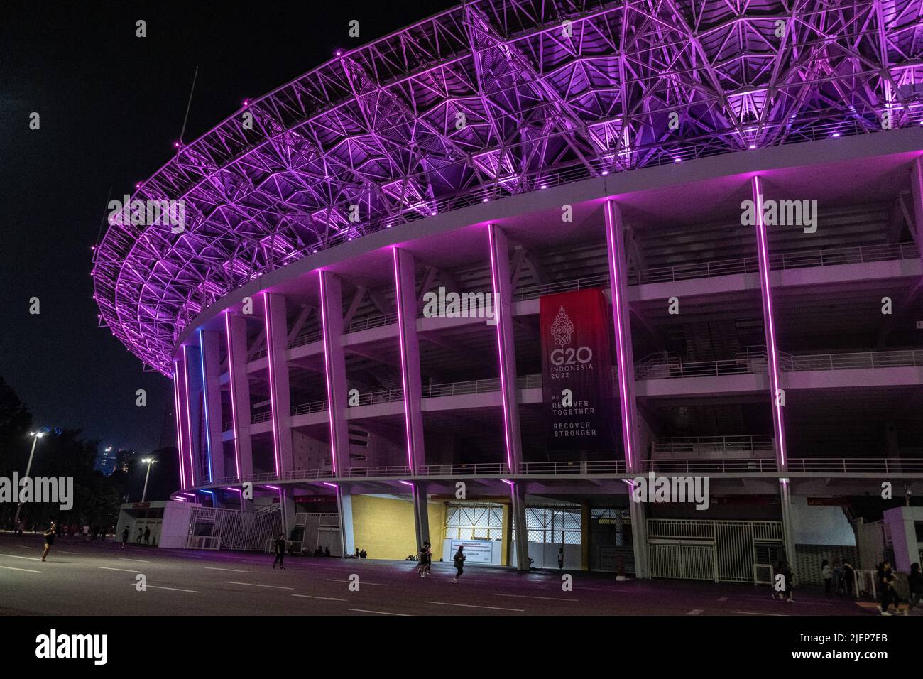 Jakarta, Indonesia. 16th giugno 2022. Lo stadio Gelora Bung Karno di Giacarta è decorato di notte con luci colorate. L'atmosfera della città di Giacarta, Indonesia di notte, che è così affollata con varie attività. (Foto di Andry Denisah/SOPA Images/Sipa USA) Credit: Sipa USA/Alamy Live News Foto Stock