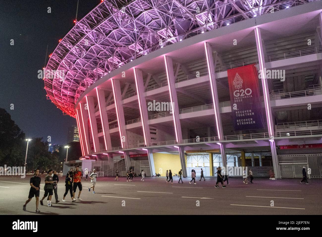 Jakarta, Indonesia. 16th giugno 2022. Un gruppo di residenti di Giacarta ha approfittato della zona intorno allo stadio Gelora Bung Karno per esercitare l'atmosfera della città di Giacarta, Indonesia di notte, che è così occupato con varie attività. (Foto di Andry Denisah/SOPA Images/Sipa USA) Credit: Sipa USA/Alamy Live News Foto Stock