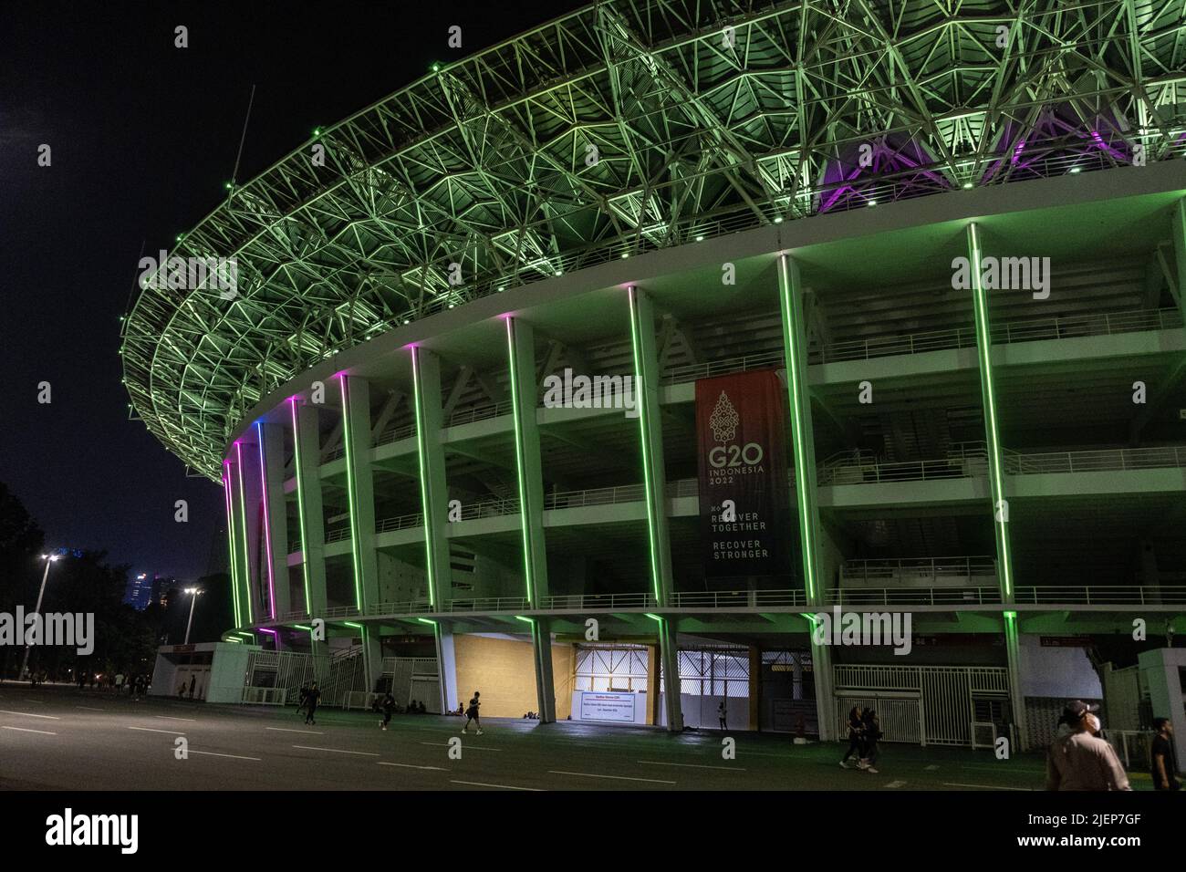 Jakarta, Indonesia. 16th giugno 2022. Lo stadio Gelora Bung Karno di Giacarta è decorato di notte con luci colorate. L'atmosfera della città di Giacarta, Indonesia di notte, che è così affollata con varie attività. (Foto di Andry Denisah/SOPA Images/Sipa USA) Credit: Sipa USA/Alamy Live News Foto Stock