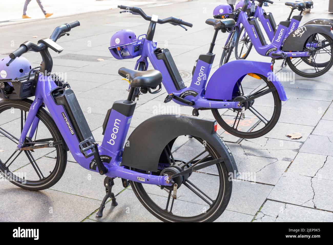 Bici elettriche a fascio biciclette complete di caschi disponibili per il noleggio a Martin Place, Sydney CBD centro città, NSW, Australia Foto Stock