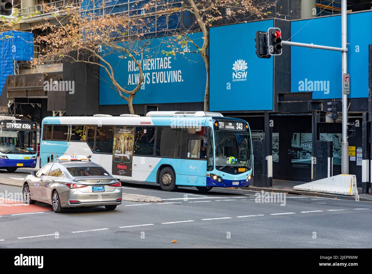 Taxi australiano veicolo e trasporto pubblico autobus a un solo ponte nel centro di Sydney, NSW, Australia Foto Stock