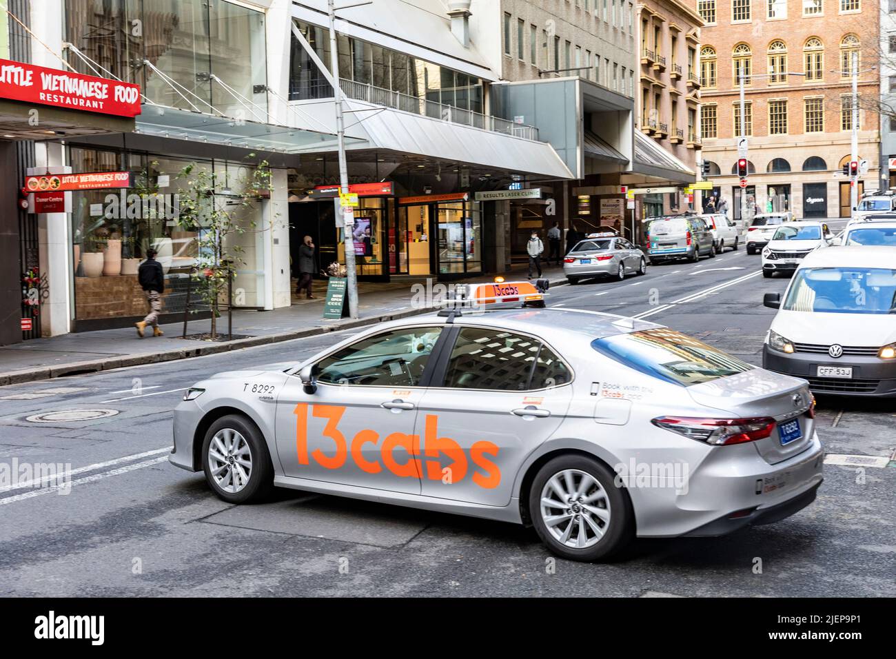 Taxi auto australiana, una berlina auto in Hunter Street, centro di Sydney, NSW, Australia Foto Stock