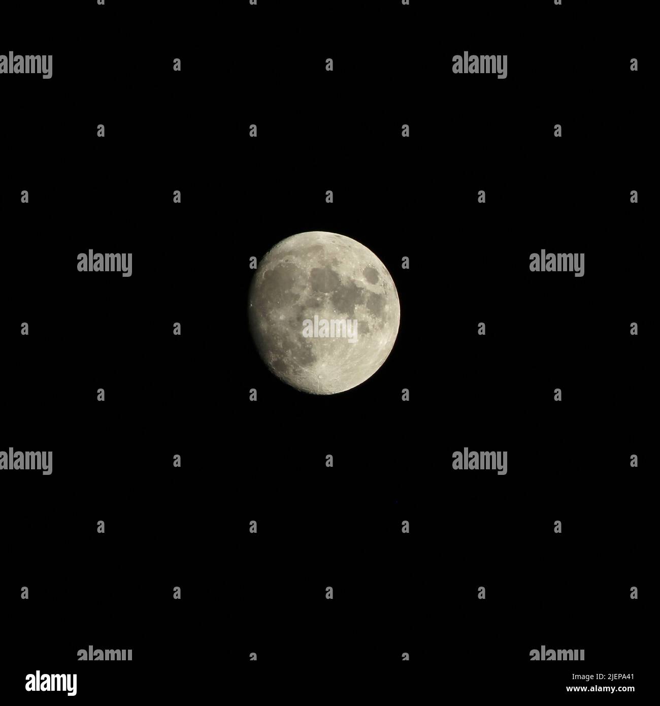 La luna a mezzaluna luminosa è sospesa sulla Terra per tutto il tempo Foto Stock