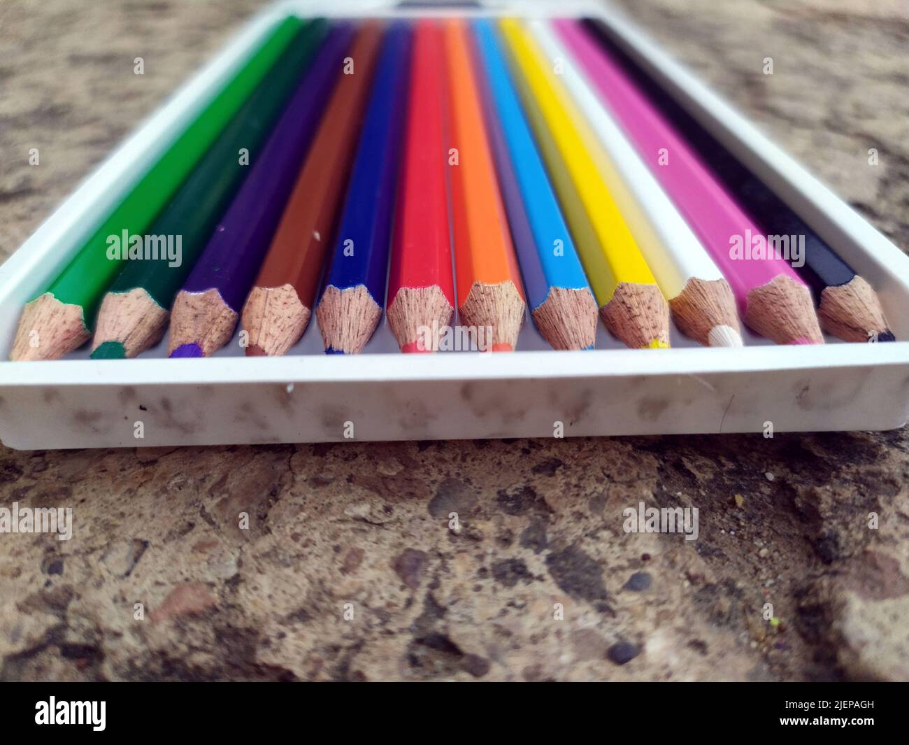 Striscione di matite colorate su sfondo grigio chiaro blu. Vista dall'alto con spazio per il testo. Concetto di ritorno a scuola. Mockup di cancelleria piatto. Retro luminoso Foto Stock