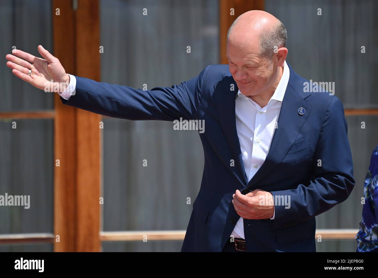 Cancelliere federale OLAF SCHOLZ, gesto, spettacoli, spettacolo, immagine singola, taglia motivo singolo, metà figura, metà figura. Arrivi di ospiti in servizio allo Schloss Elmau; accoglienza del Cancelliere federale il 27 giugno 2022. 48th G7 Summit 2022 a Schloss Elmau dal 26 al 28 giugno 2022. Foto Stock