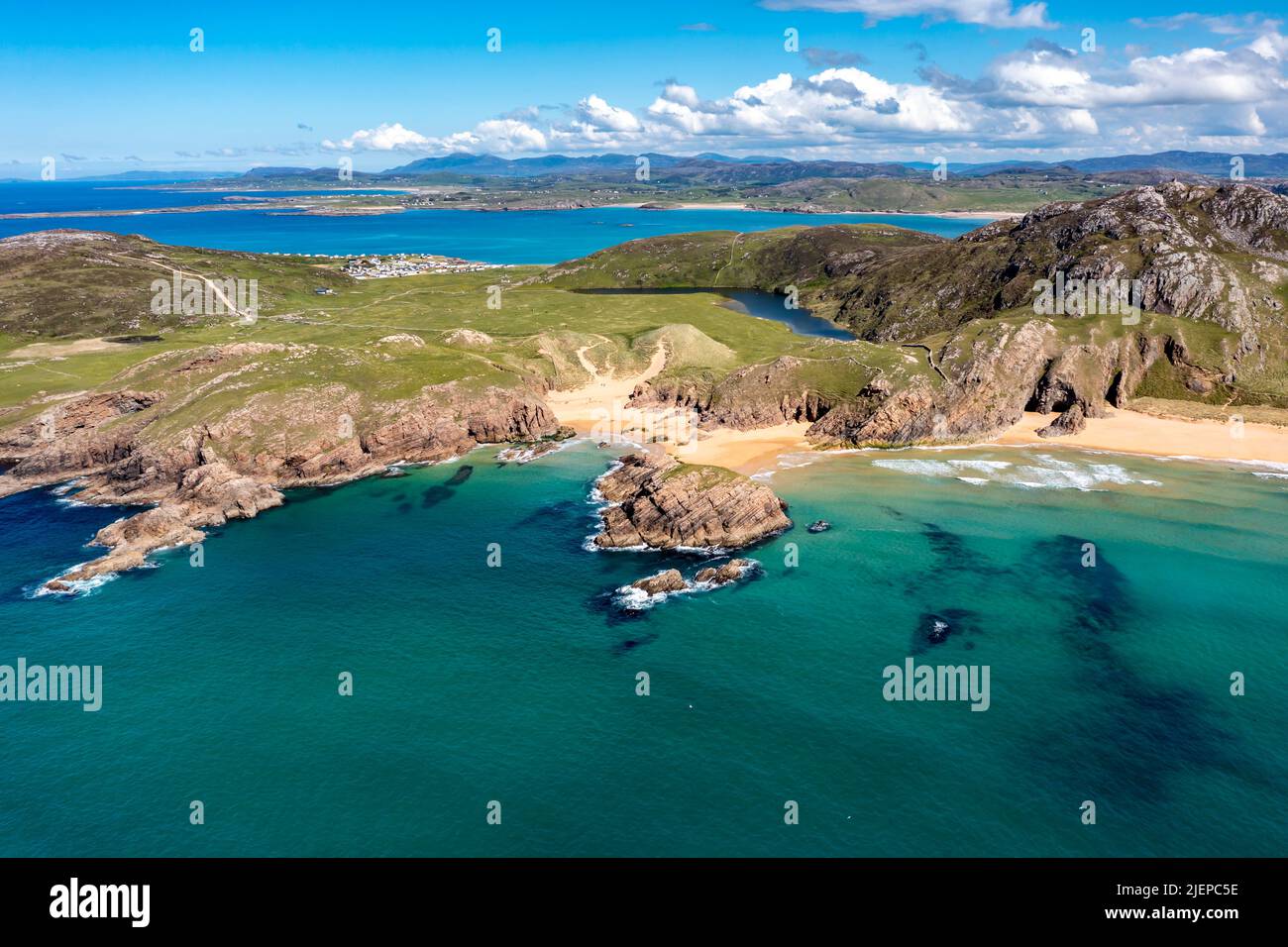 Vista aerea della spiaggia di Murder Hole, ufficialmente chiamata Boyegheet Bay nella contea di Donegal, Irlanda. Foto Stock