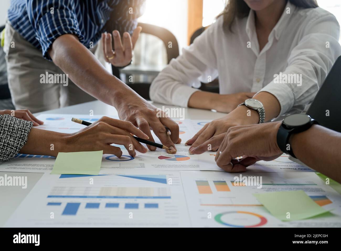 Gruppo di giovani asian Creative business brain storm incontro presentazione, discutere roadmap per il lancio del prodotto, la pianificazione, la strategia, il nuovo business Foto Stock