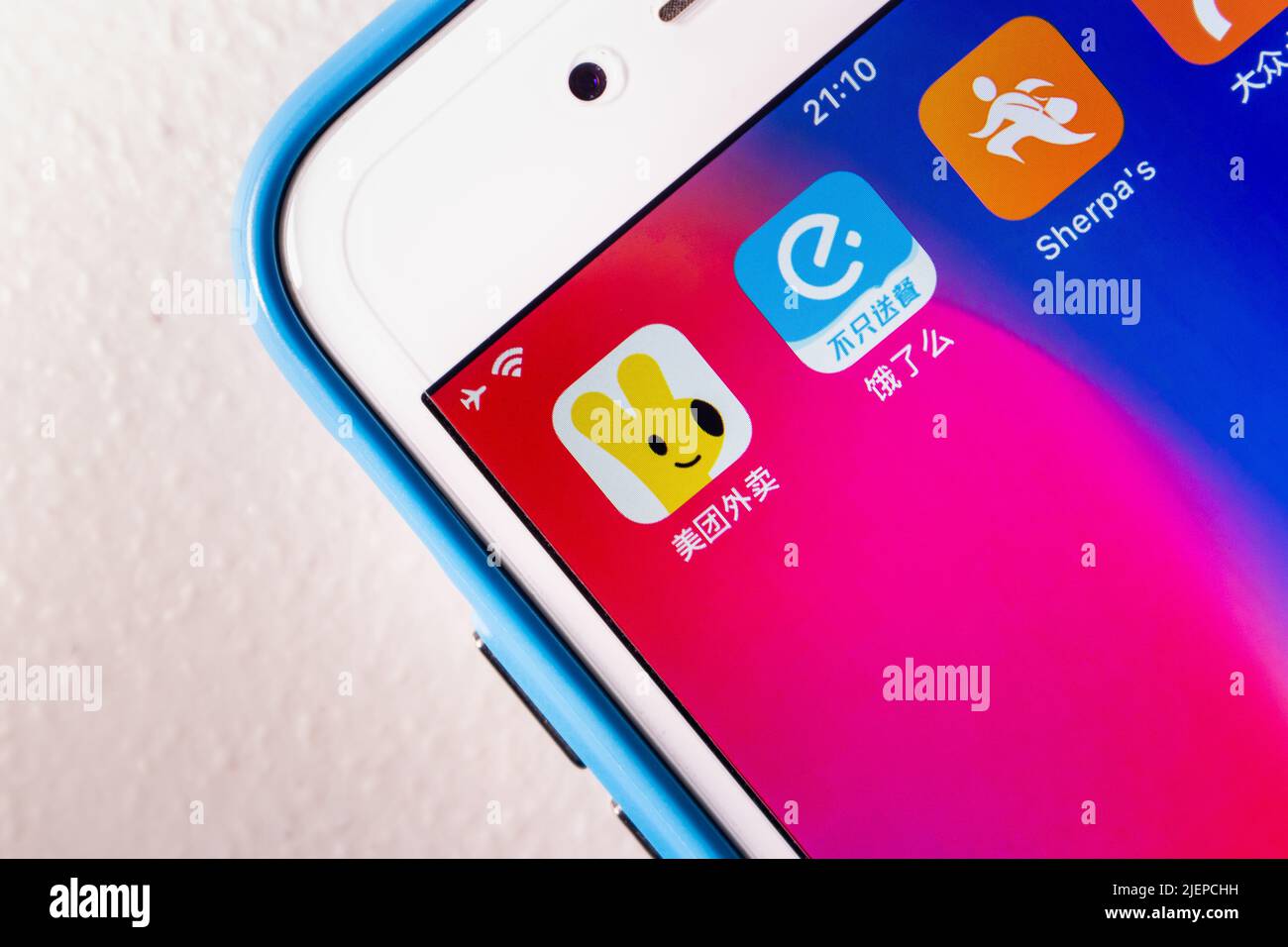 Kumamoto, GIAPPONE - Mar 23 2022 : Logo di servizi cinesi di consegna di prodotti alimentari Meituan Waimai e concorrenti (Ele.me, Sherpa e Daojia) su un iPhone Foto Stock