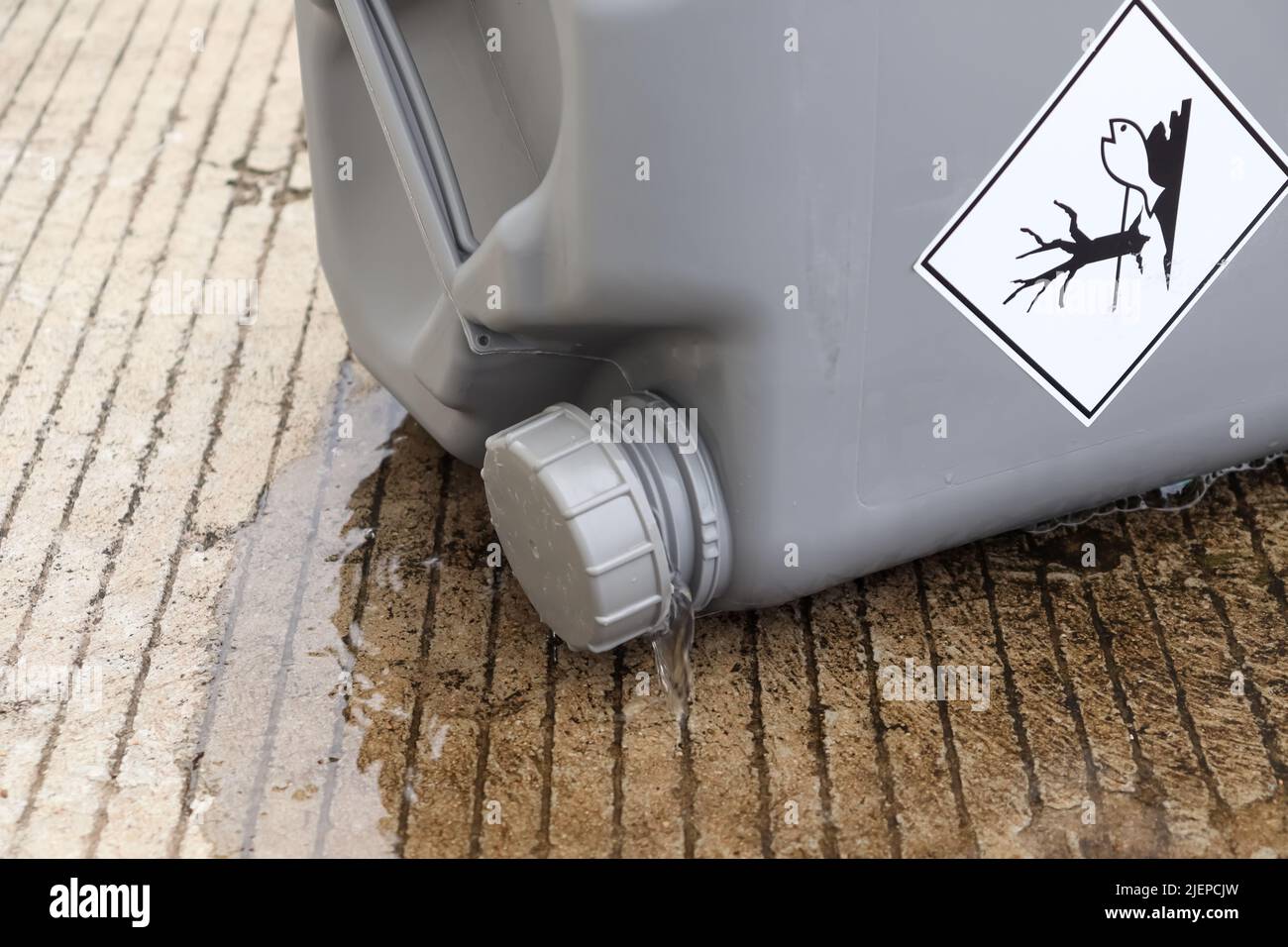 perdite dal serbatoio di sostanze chimiche sul pavimento Foto Stock