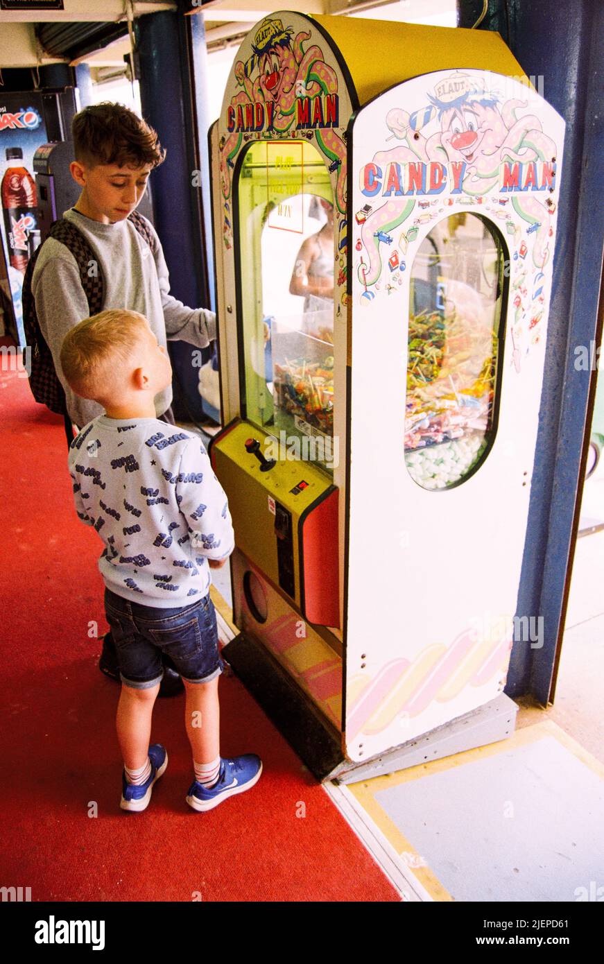Macchina per videogiochi Sweet grabber, Happyland Arcade, Bournemouth, Dorset, Inghilterra, Regno Unito. Foto Stock