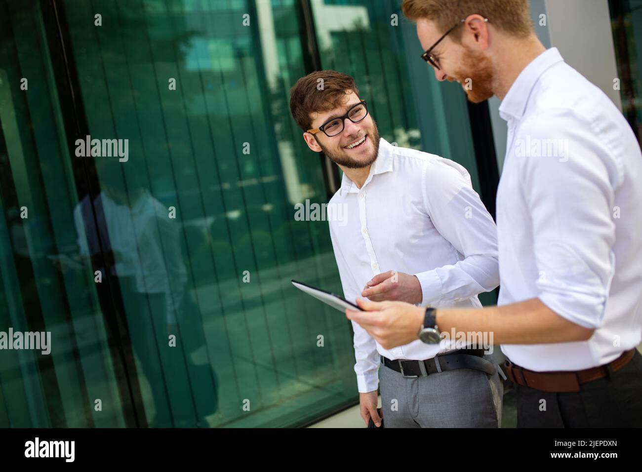 Due uomini d'affari di successo che camminano all'aperto. Business, amicizia, comunicazione concetto Foto Stock