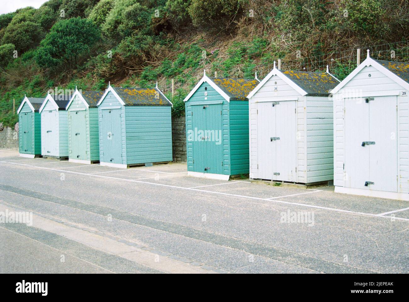 Rifugi spiaggia retrò East Cliffe, Bournemouth, Dorset, Inghilterra, Regno Unito. Foto Stock