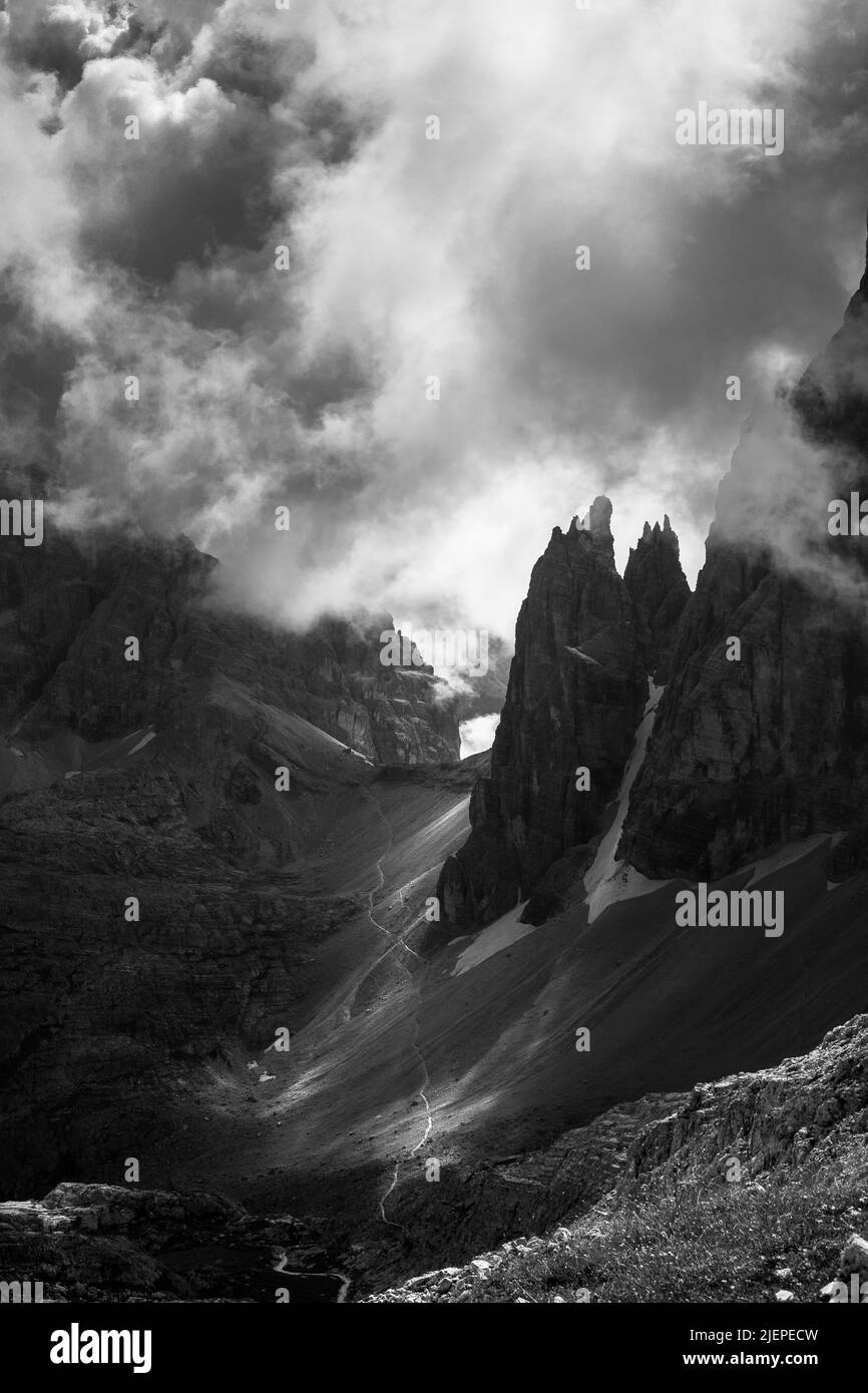 Spettacolari nuvole cielo, atmosfera nelle Dolomiti Sesto. Vista sulla Croda dei toni (cima Dodici / Zwölferkofel) Passo Giralba. Alpi Italiane. Europa. Foto Stock