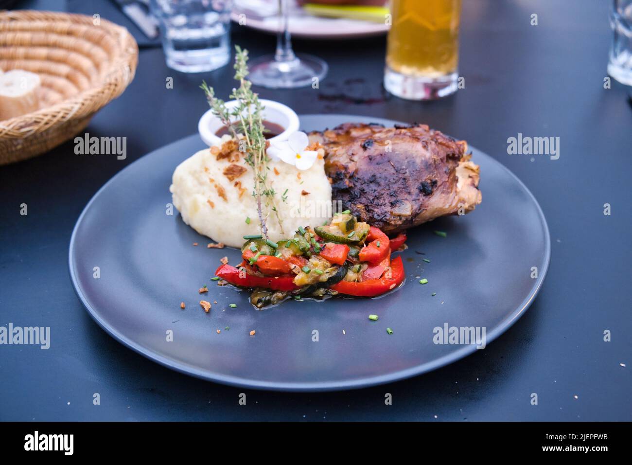 Piatto con purè di patate, carne arrosto e verdure in un ristorante a Carcassonne Foto Stock