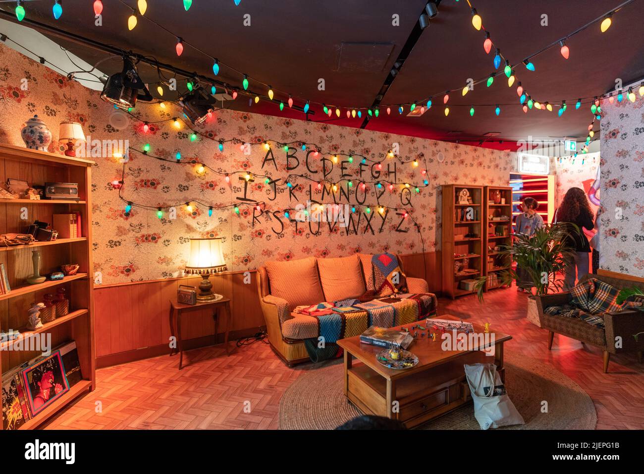 Parigi, Francia - 27 giugno 2022: Soggiorno di Joyce in Stranger Things Pop-up store in avenue Champs Elysees Foto Stock