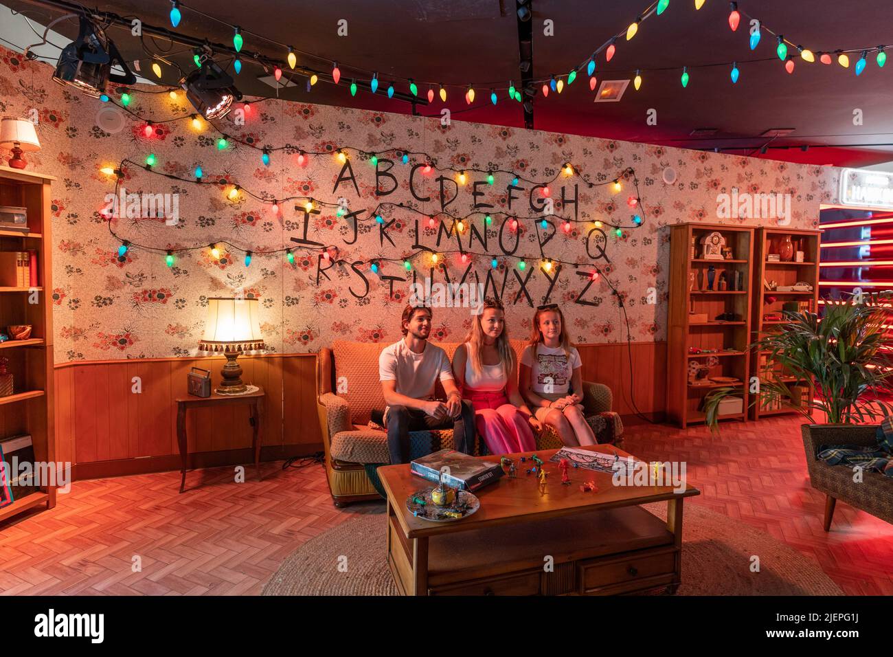 Parigi, Francia - 27 giugno 2022: Turisti in soggiorno a Stranger Things Pop-up store in avenue Champs Elysees Foto Stock
