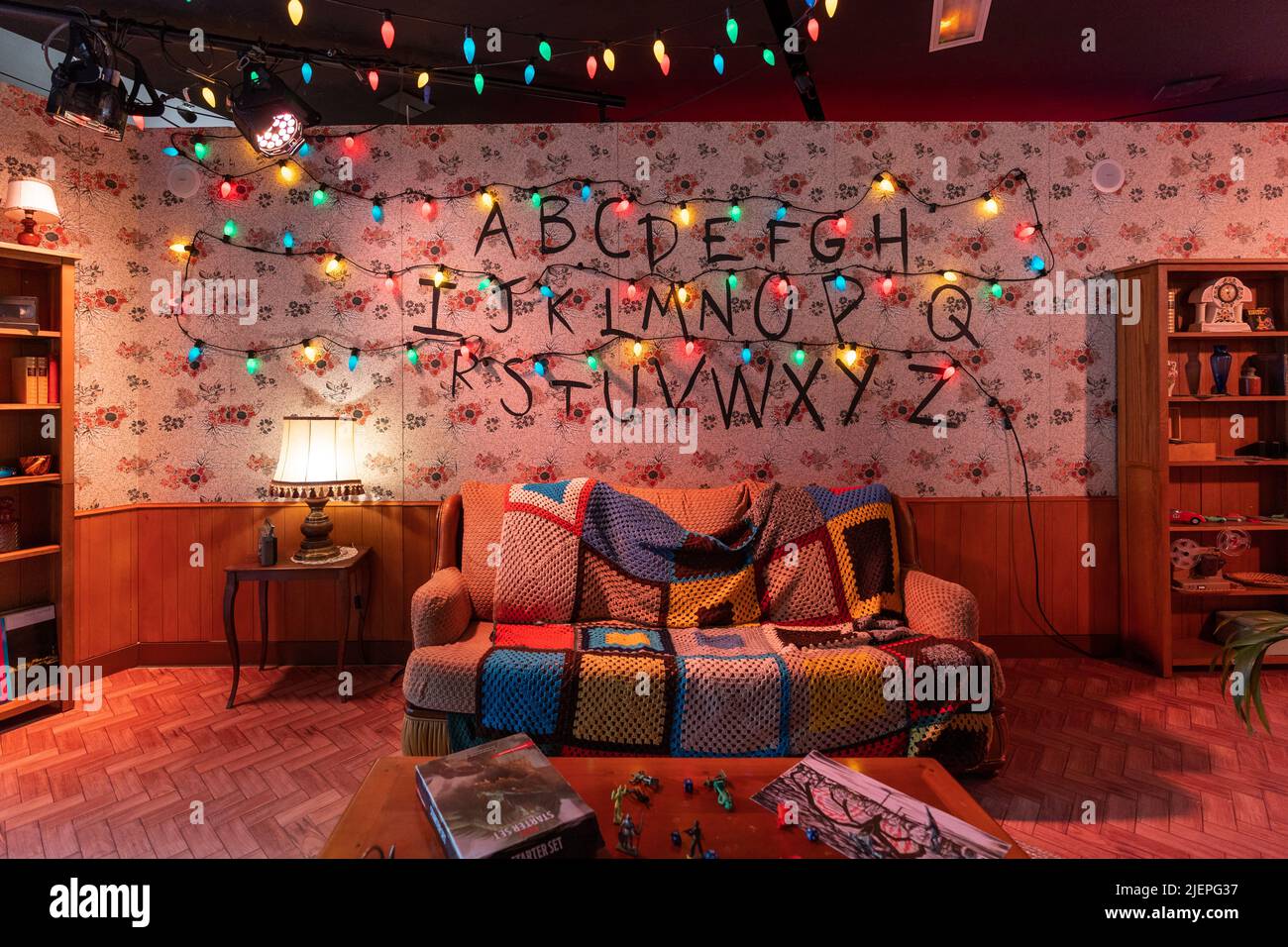 Parigi, Francia - 27 giugno 2022: Soggiorno di Joyce in Stranger Things Pop-up store in avenue Champs Elysees Foto Stock