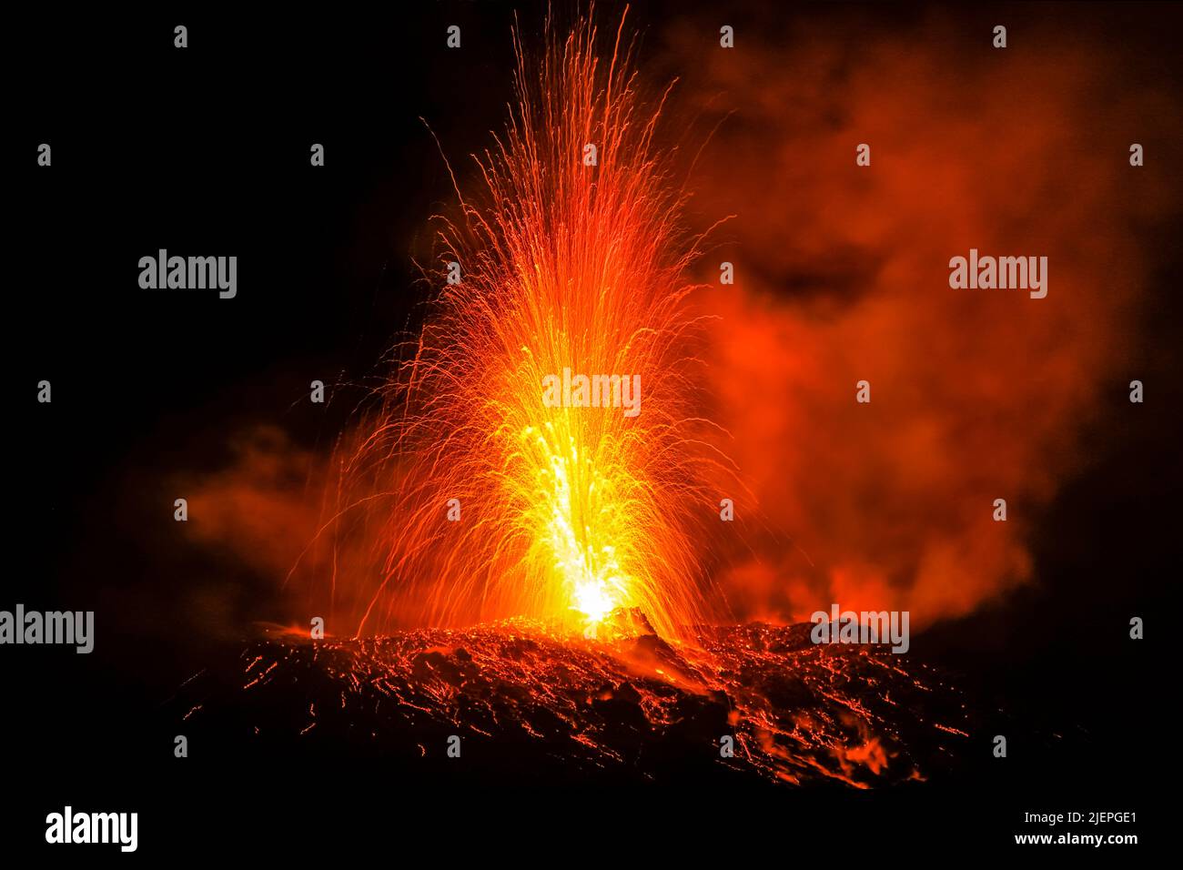 Le bombe laviche eruttano di notte da più bocche di questo vulcano. Questa attività esplosiva è durata 2000 anni. Stromboli, Isole Eolie, Sicilia, Italia Foto Stock