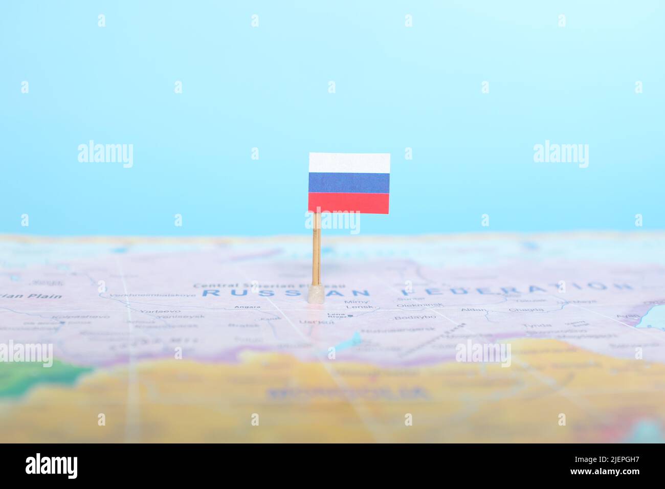 Fuoco selettivo della bandiera russa nella mappa del mondo. Concetto di posizione e sovranità del paese della Russia. Foto Stock