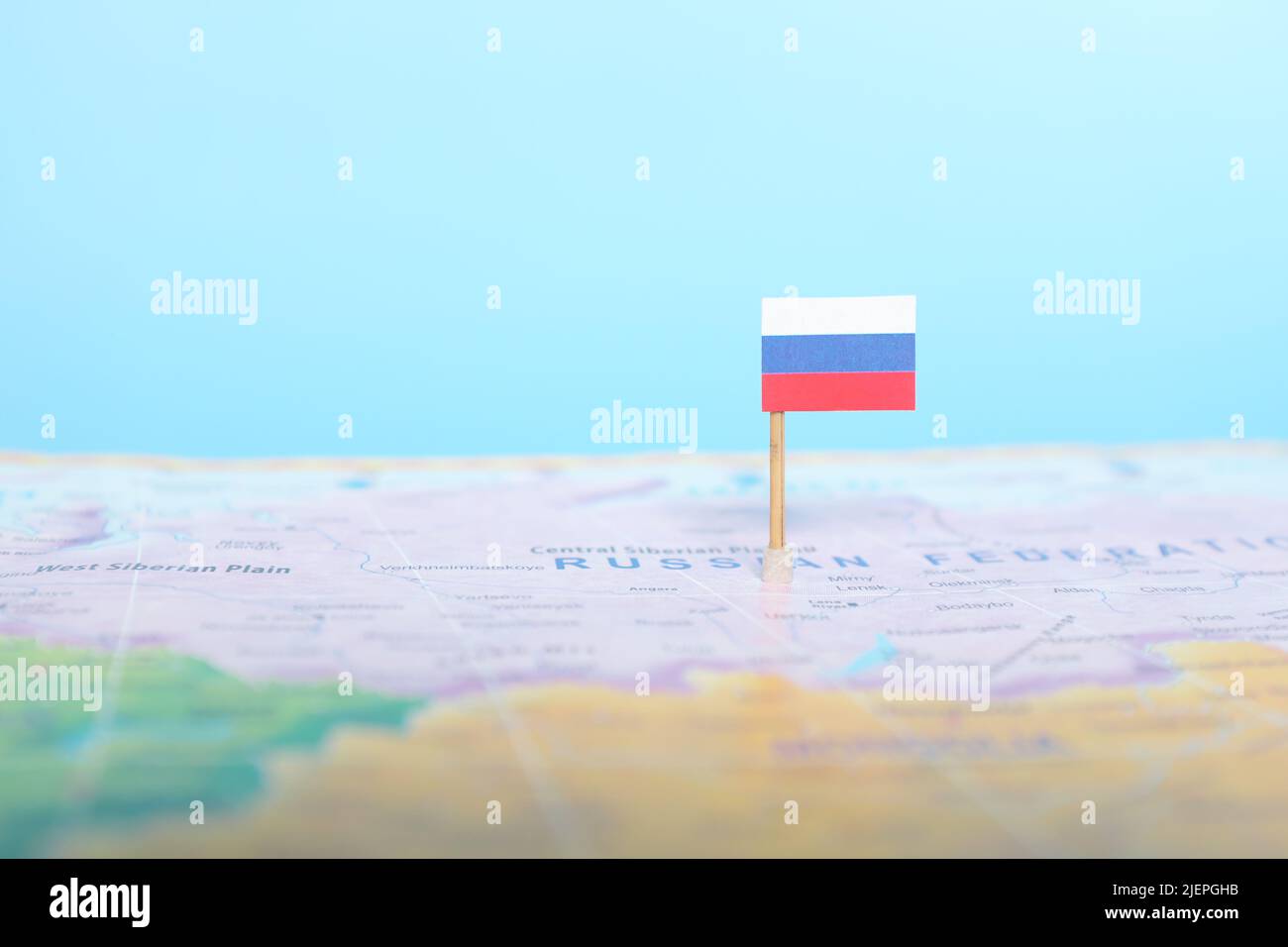 Fuoco selettivo della bandiera russa nella mappa del mondo. Concetto di posizione e sovranità del paese della Russia. Foto Stock