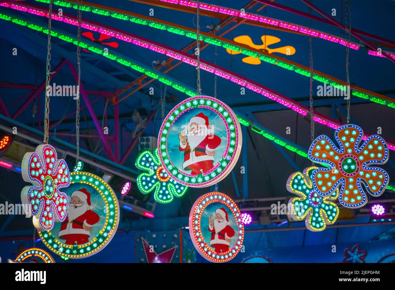Londra, UK - 2 dicembre, 2021 - Addobbi natalizi al funfair di Natale Hyde Park Winter Wonderland Foto Stock
