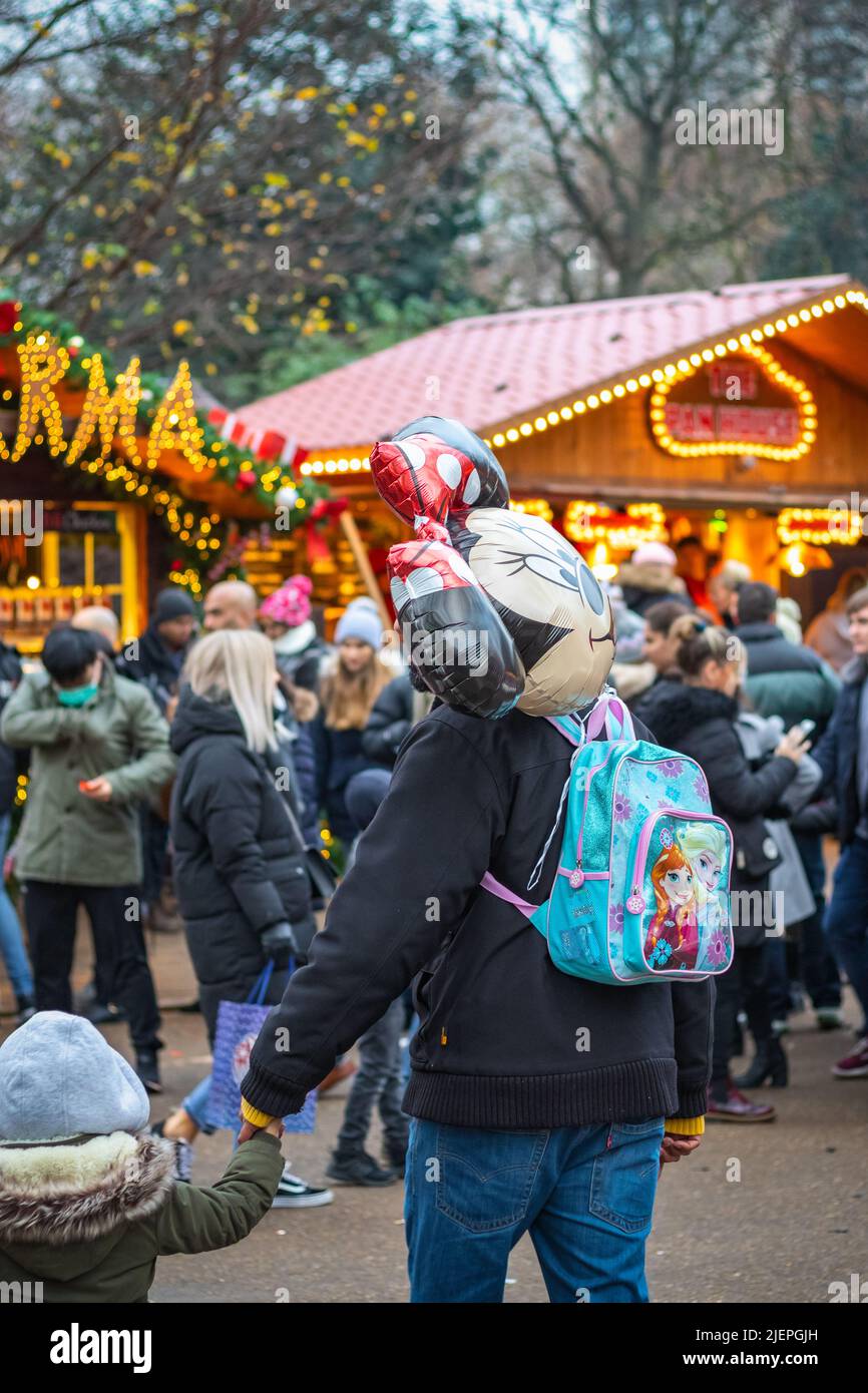Londra, Regno Unito - 2 dicembre 2021 - Padre e suo ragazzo si divertano con la fiera di Natale a Hyde Park Winter Wonderland Foto Stock