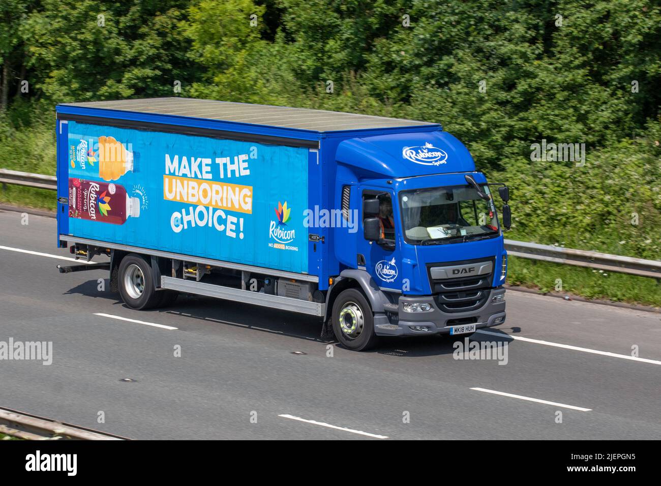 Rubicon drink "Nessun noioso aggiunto" DAF Trucks 250 fa blu 6700cc furgone con scatola di consegna che viaggia sull'autostrada M61 Regno Unito Foto Stock