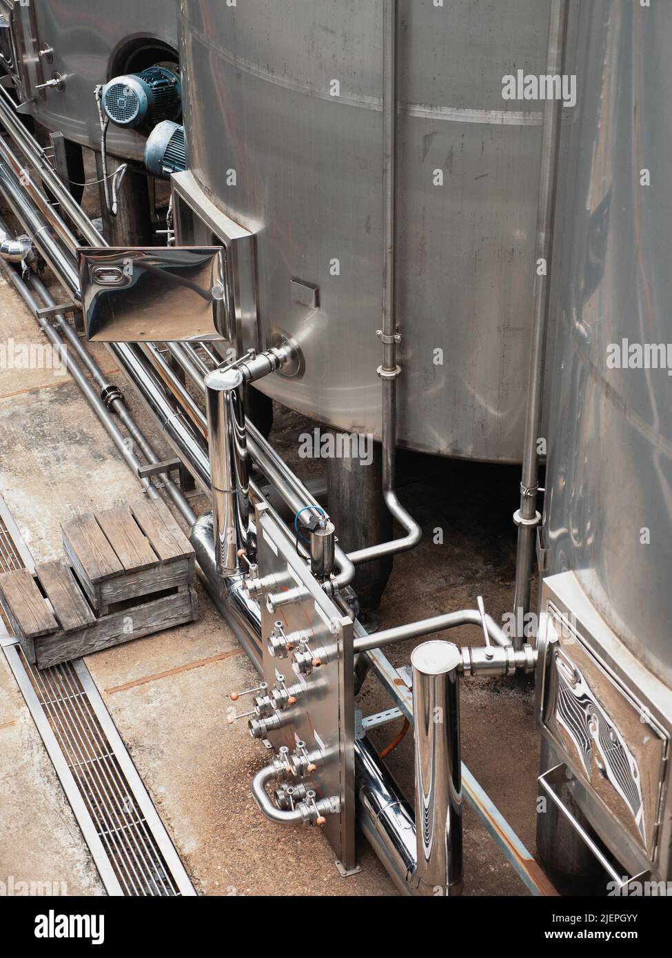 Moderne vasche d'acciaio o serbatoi con tubi. Foto Stock