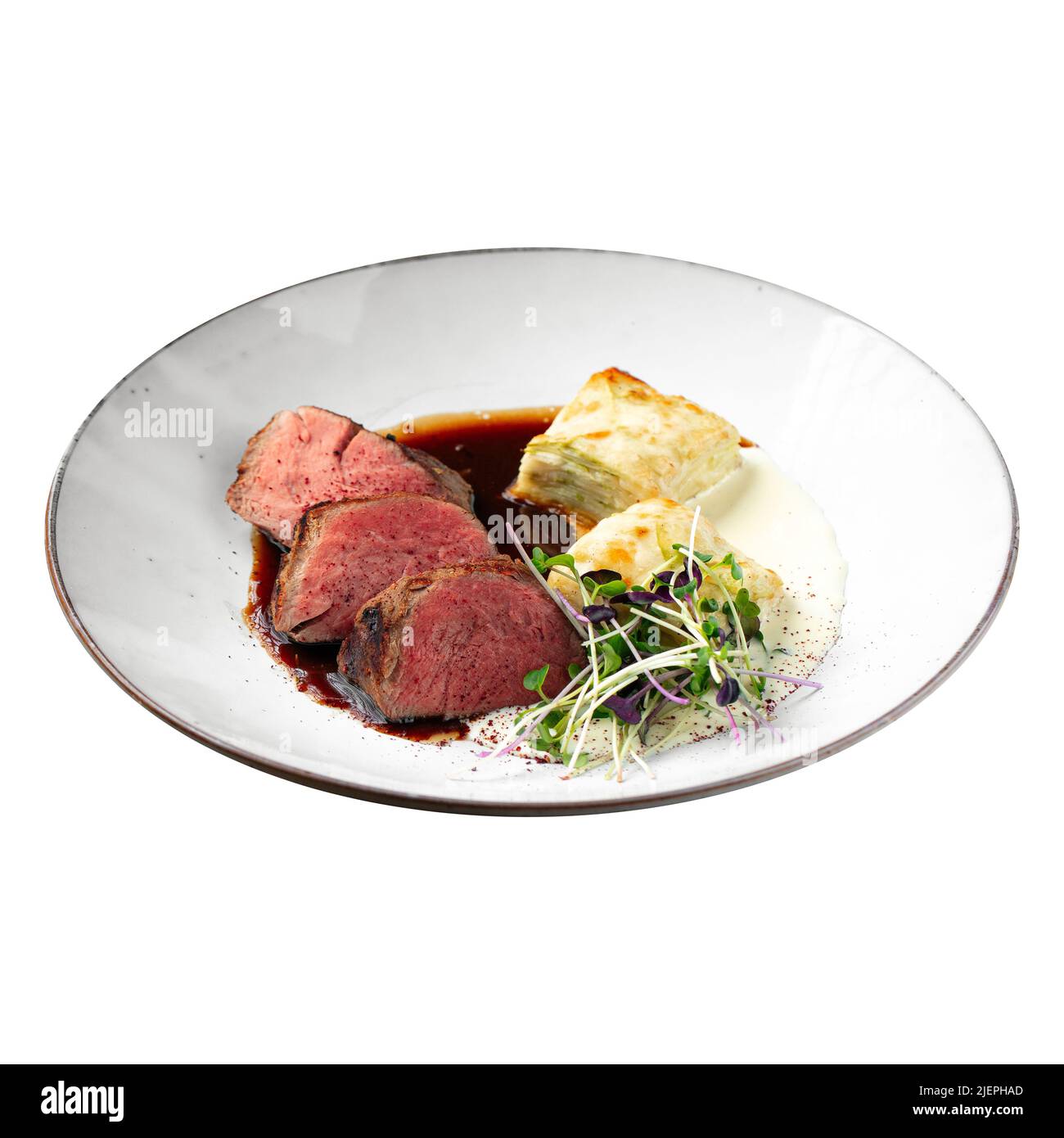 Porzione isolata di vitello sous-vide con gratin Foto Stock